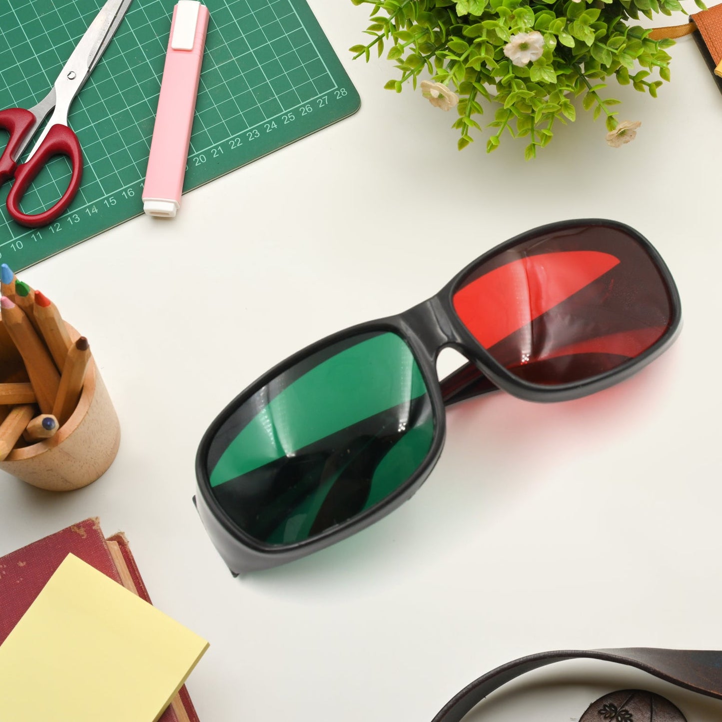 Stylish UV-Protected Sunglasses for All-Day Comfort ? Perfect for Any Light! (1 Pc)