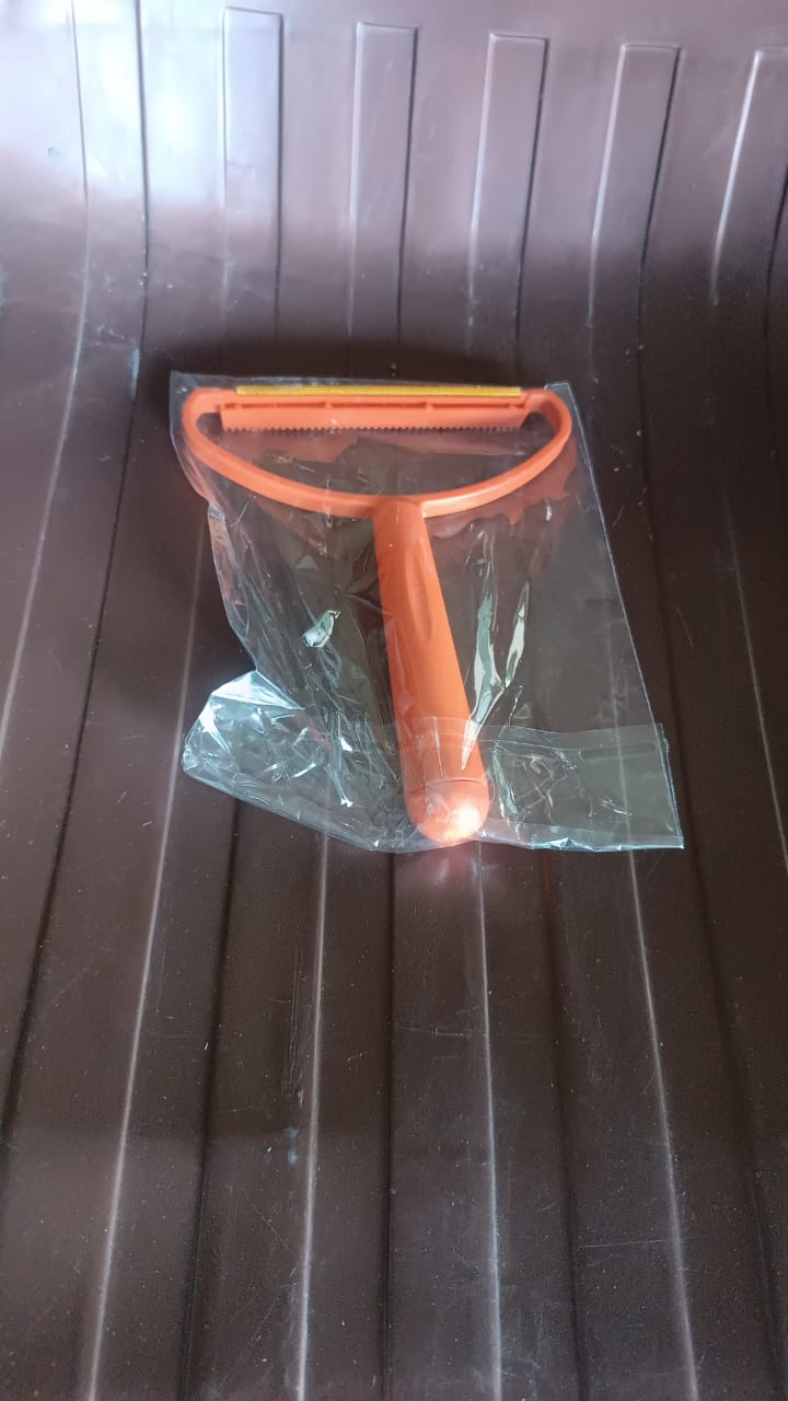 2-in-1 Portable Lint Remover ? Long-Handle Brush & Sticky Roller for Clothes, Furniture & Carpets (1 Pc)