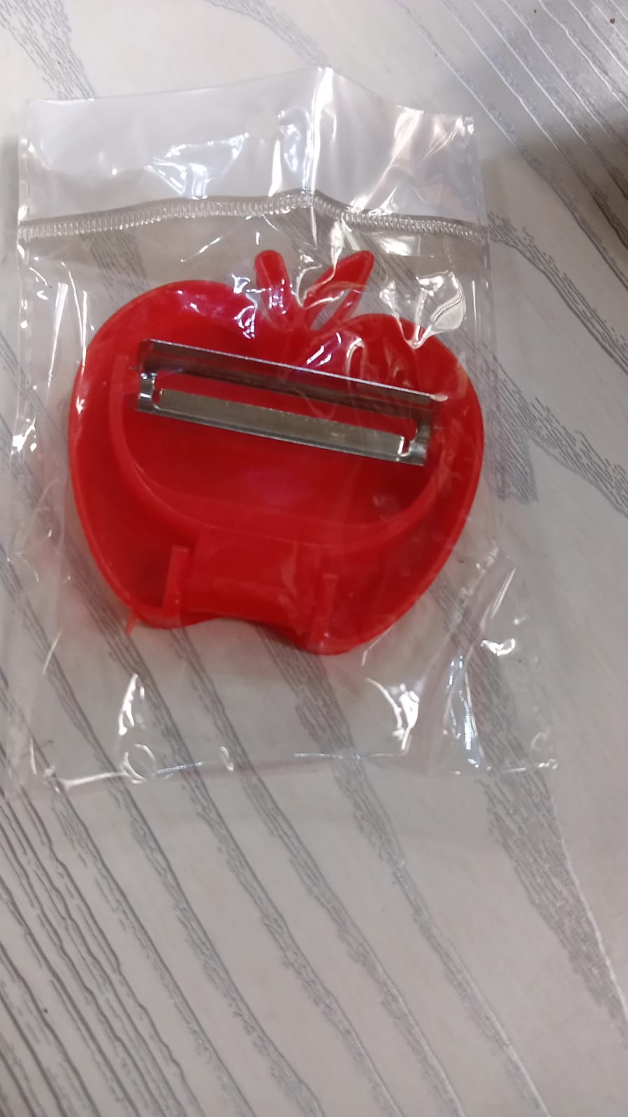 Apple-Shaped Folding Peeler ? Compact & Easy Veg Peeling