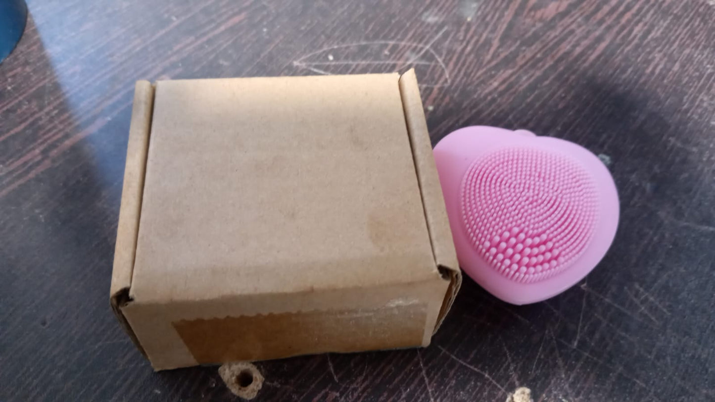 Silicone exfoliating face brush in heart shape for women?s skin care