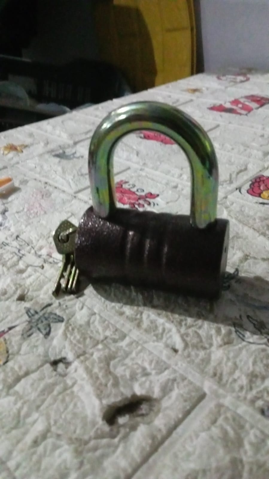 Heavy-Duty Iron Padlock ? 82mm Black Spray Lock with Brass Core & 5 Keys, Waterproof & Anti-Theft